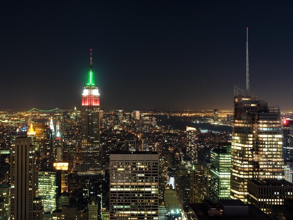 New York City bei Nacht vom 'Top Of The Rock' mit dem Empire State Building